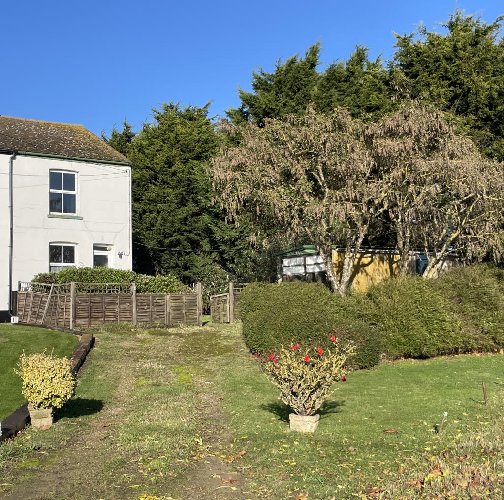 Lot: 121 - SEMI-DETACHED HOUSE FOR MODERNISATION WITH POTENTIAL FOR EXTENSION ON LARGE PLOT - View of cottage for refurbishment
